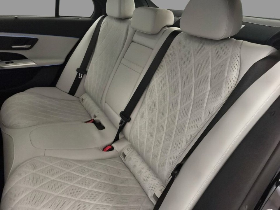 Mercedes-Benz E 300e 4MATIC AMG - foto 12