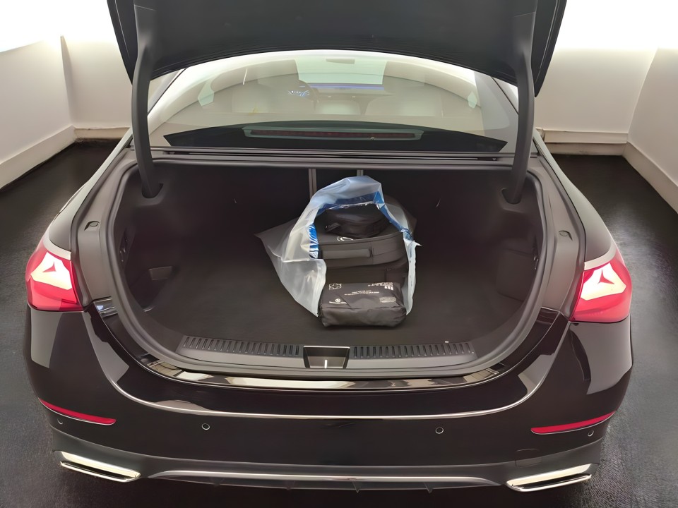 Mercedes-Benz E 300e 4MATIC AMG - foto 18