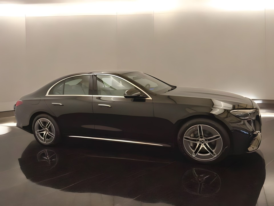 Mercedes-Benz E 300e 4MATIC AMG (4)