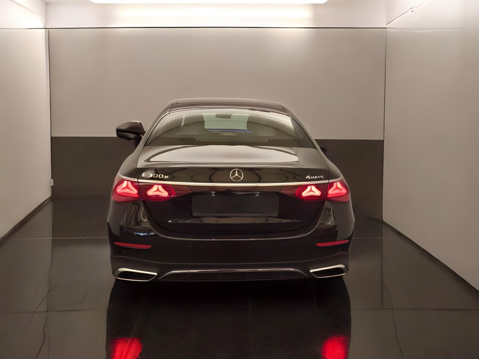 Mercedes-Benz E 300e 4MATIC AMG - foto 6