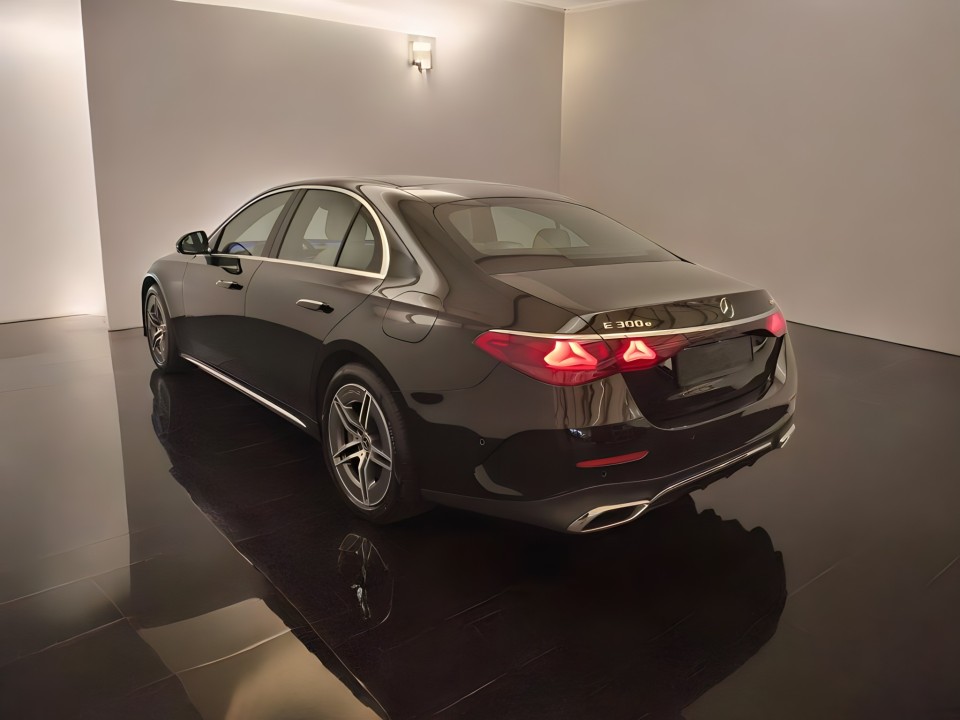 Mercedes-Benz E 300e 4MATIC AMG - foto 7
