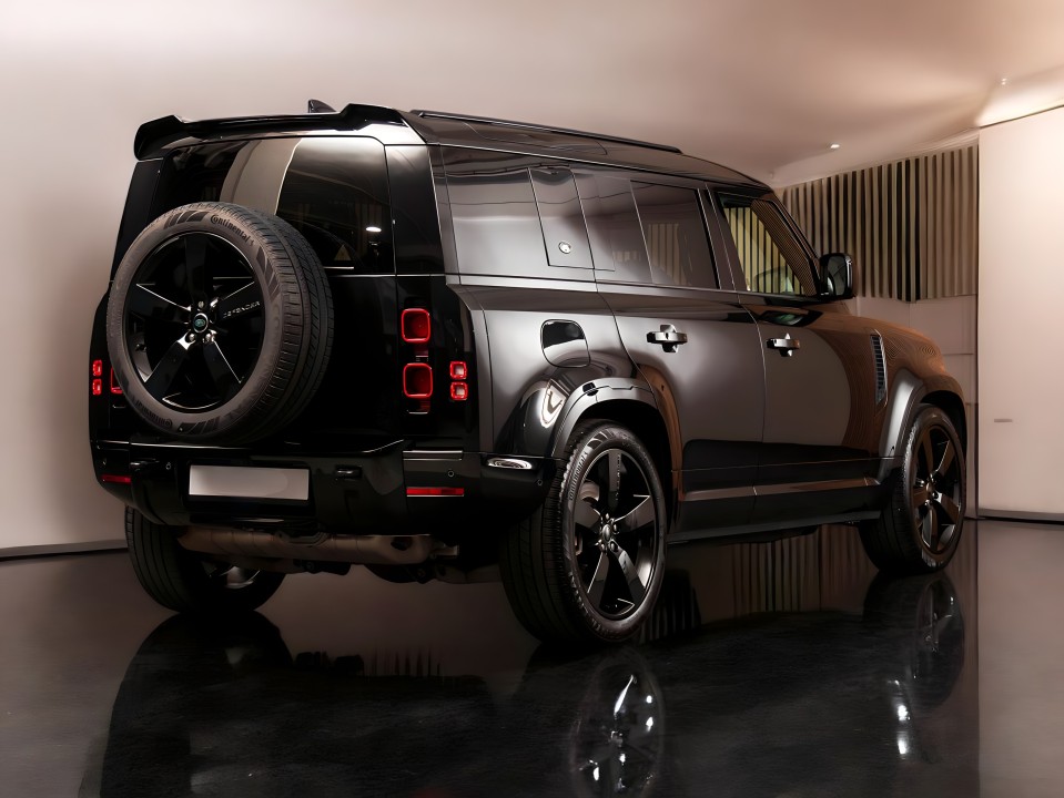 Land Rover Defender 110 X-Dynamic HSE P400e (3)