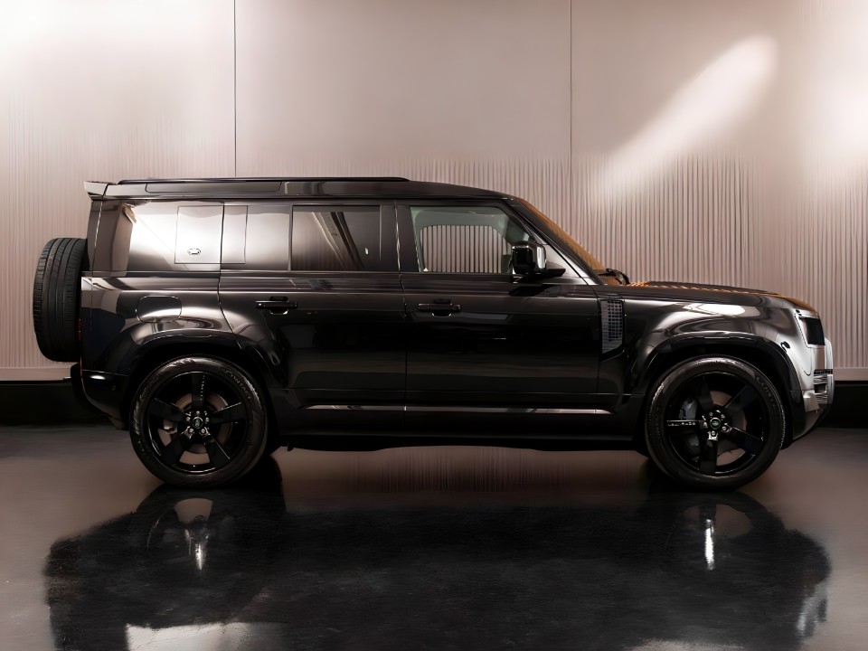 Land Rover Defender 110 X-Dynamic HSE P400e (2)