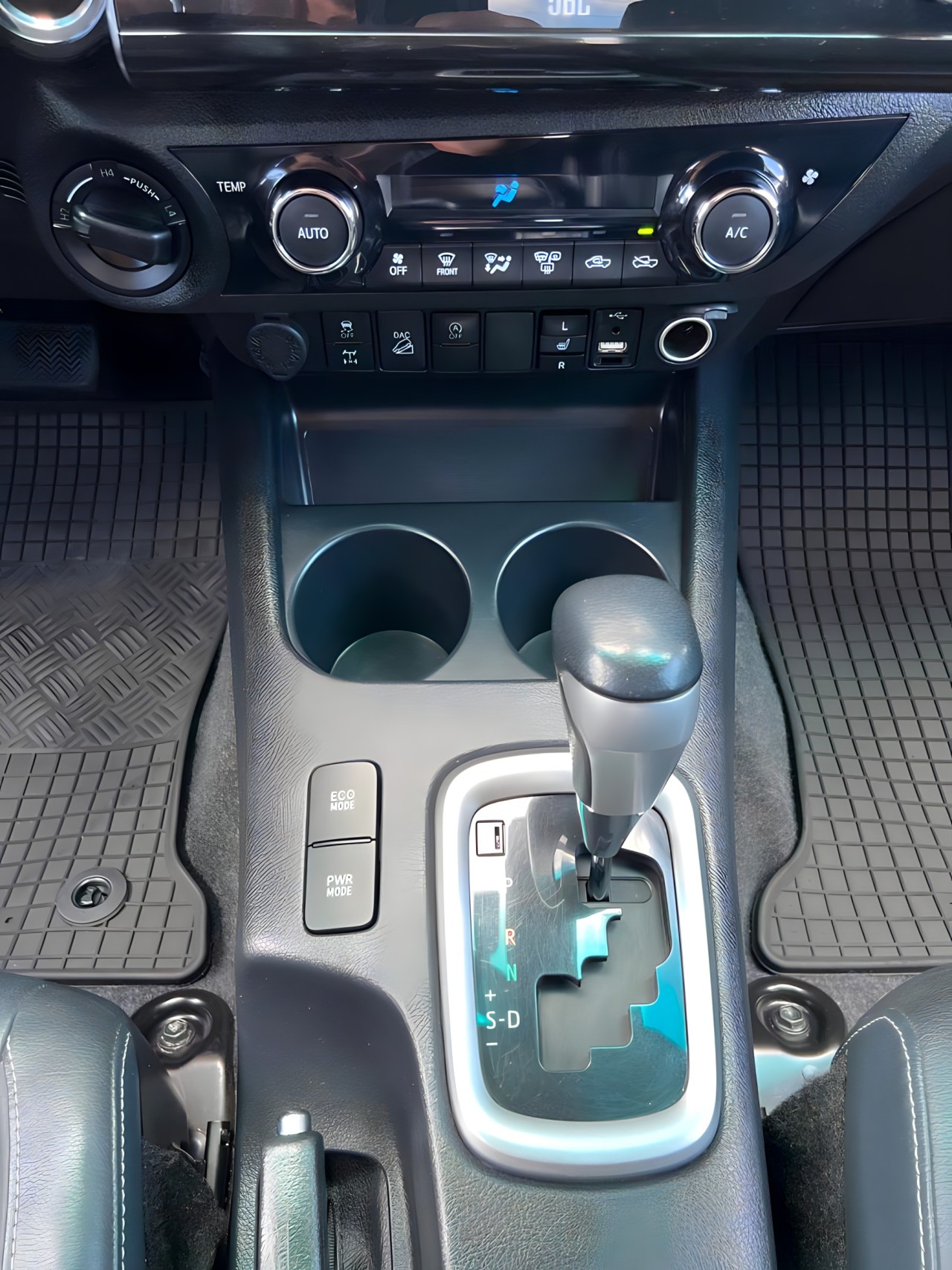 Toyota Hilux 2.8D - foto 18