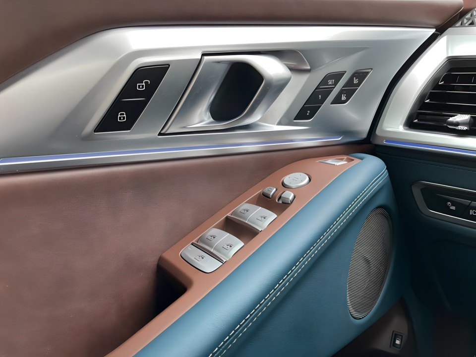 BMW XM 50e - foto 17