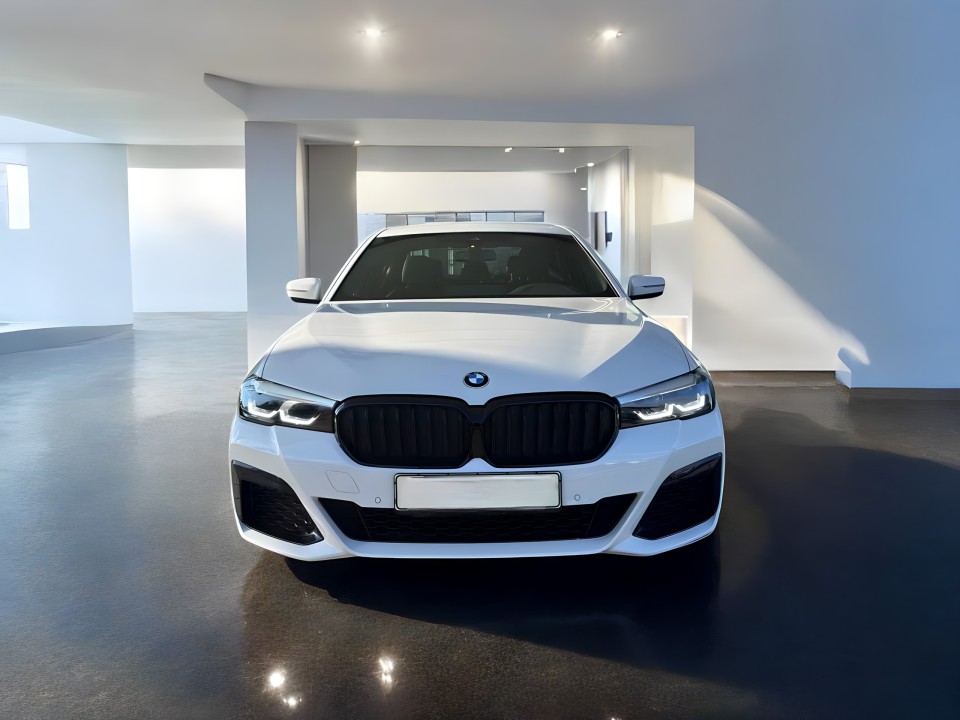 BMW Seria 5 520i M-Sport (2)