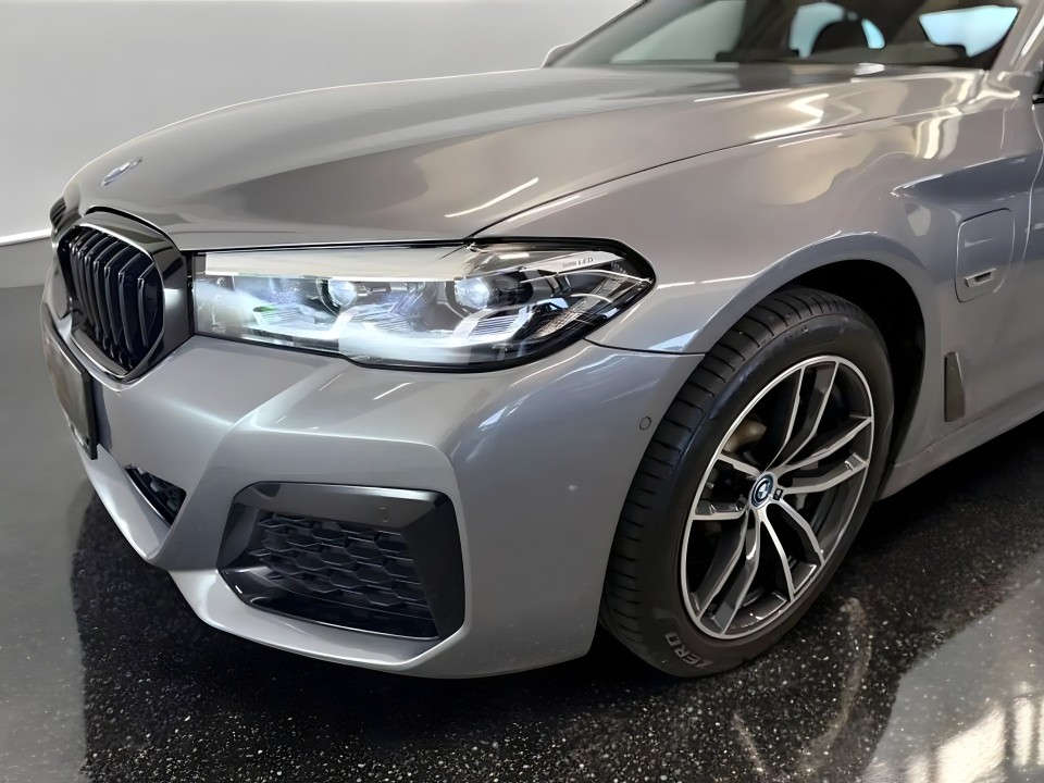 BMW Seria 5 530e xDrive M-Sport - foto 13