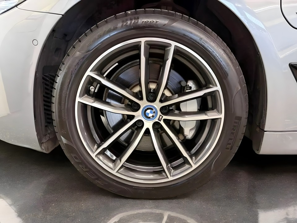 BMW Seria 5 530e xDrive M-Sport - foto 15