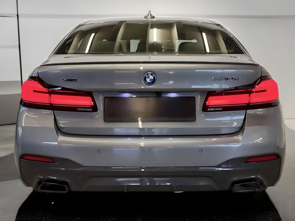BMW Seria 5 530e xDrive M-Sport (4)