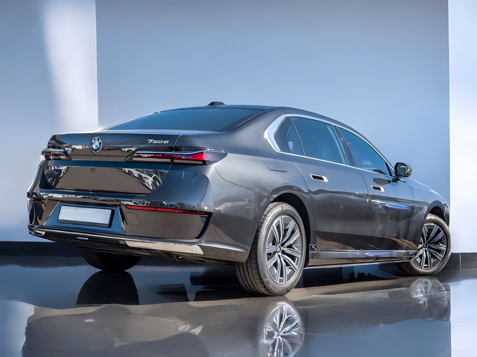 BMW Seria 7 750e xDrive (2)
