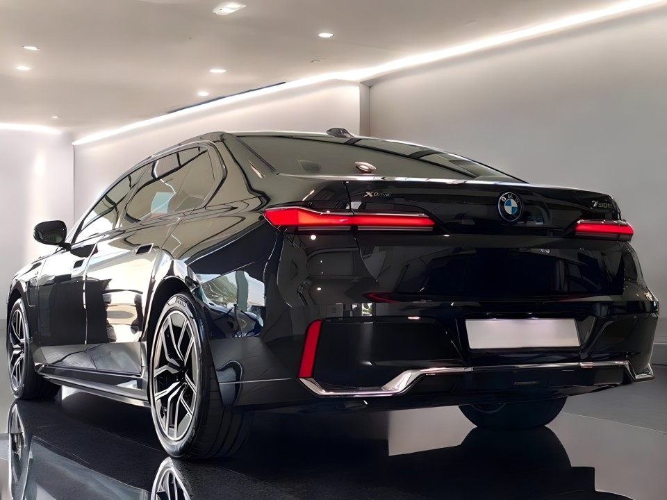 BMW Seria 7 750e xDrive M-Sport (4)