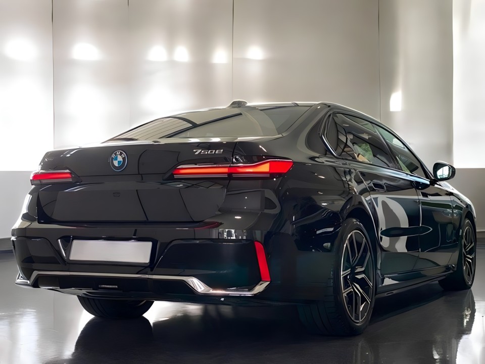 BMW Seria 7 750e xDrive M-Sport (2)