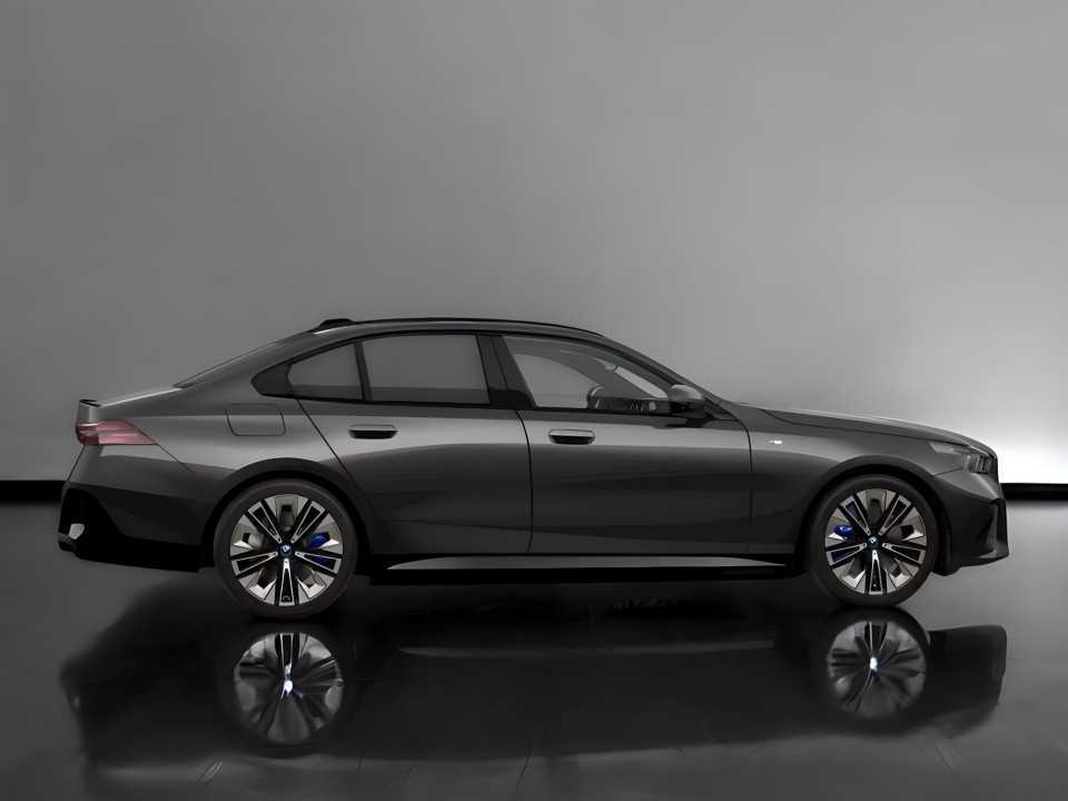 BMW Seria 5 550e xDrive M-Sport (3)