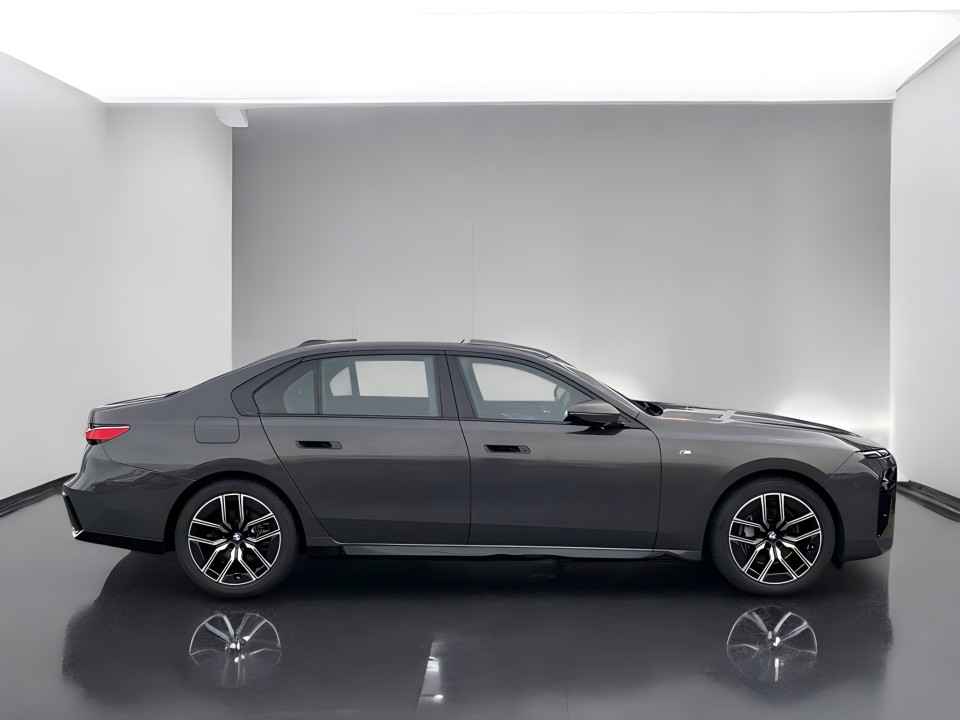 BMW Seria 7 740d xDrive M-Sport (2)