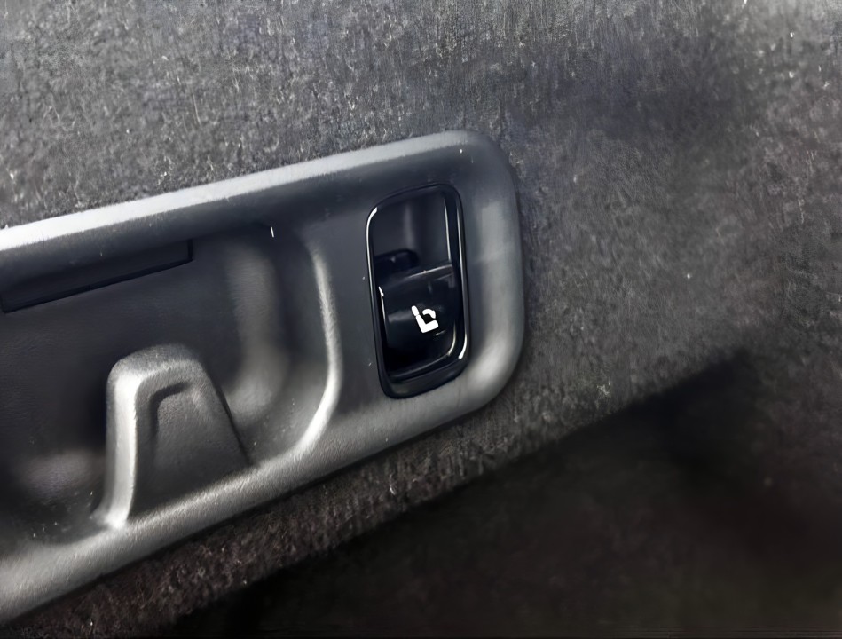 Mercedes-Benz E 300e - foto 24