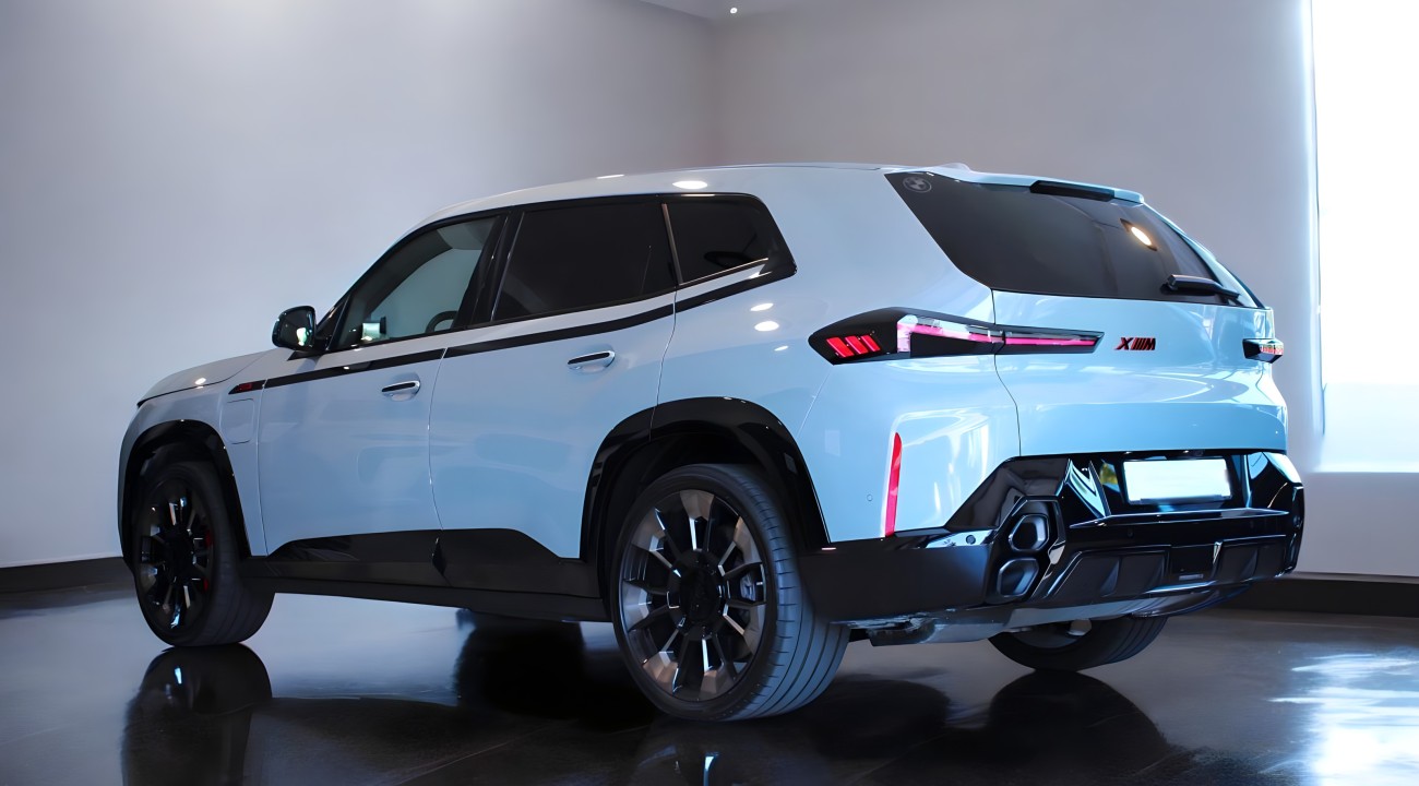 BMW XM Label Red (3)