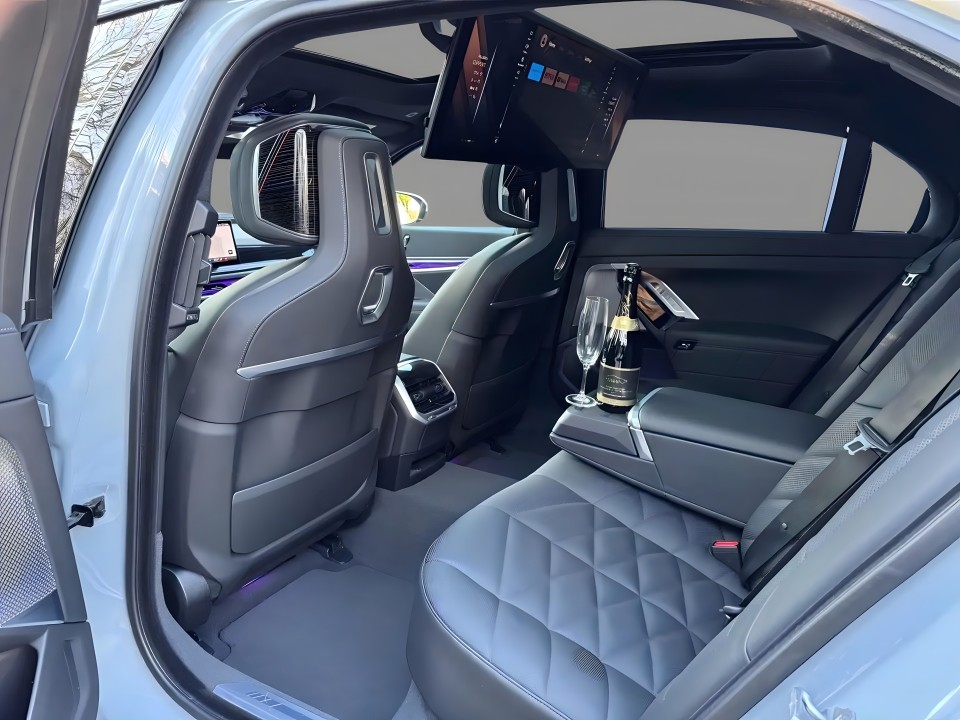 BMW Seria 7 740d xDrive M-Sport - foto 19