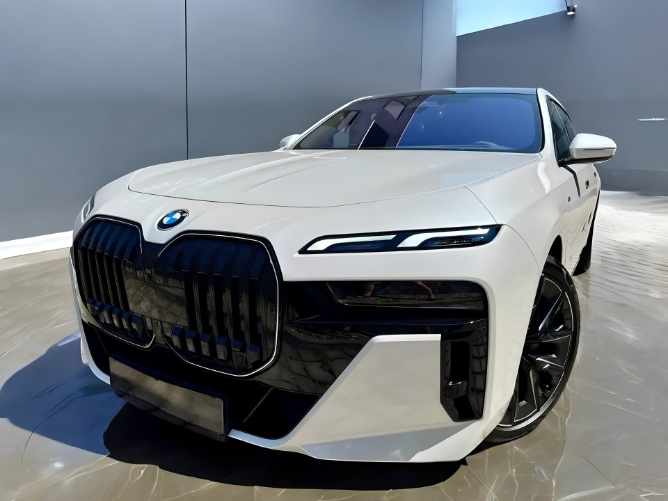 BMW Seria 7 740d xDrive M-Sport (5)