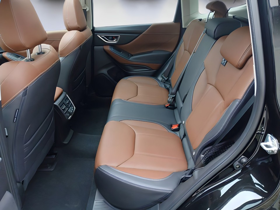 Subaru Forester e-BOXER Platinum - foto 8