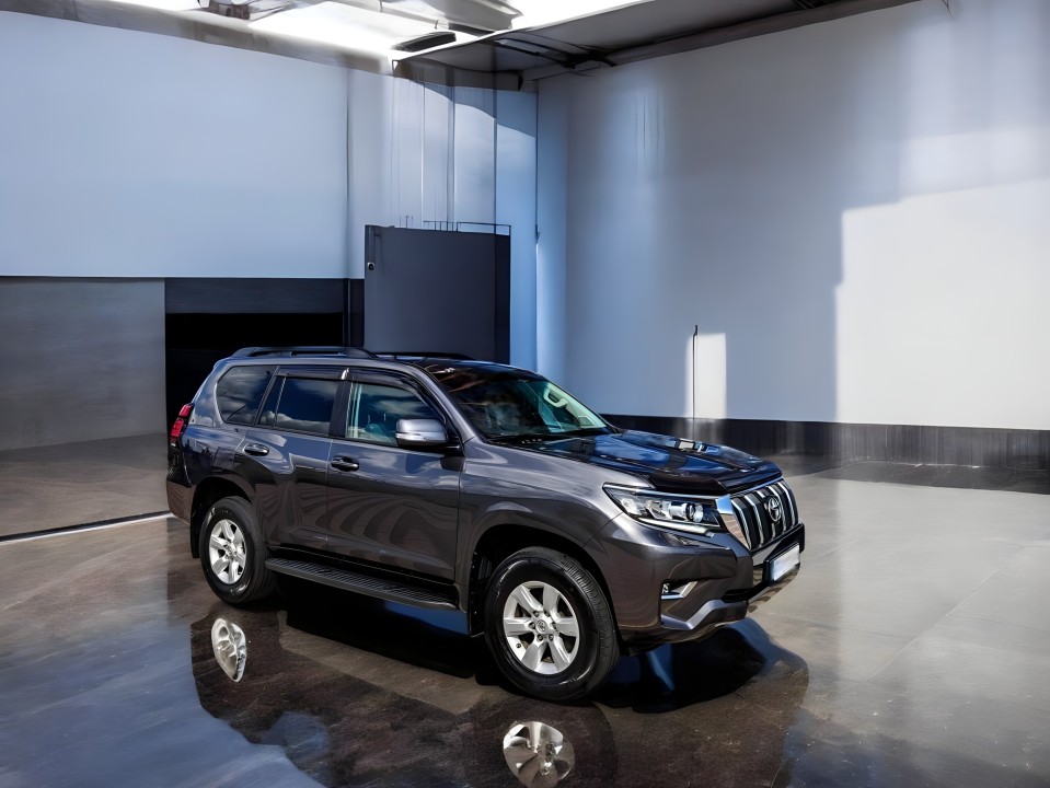 Toyota Land Cruiser 2.8 Luxury (2)