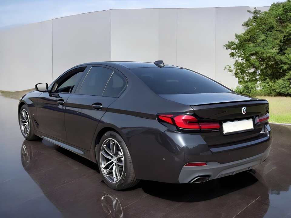 BMW Seria 5 520d xDrive M-Sport (5)