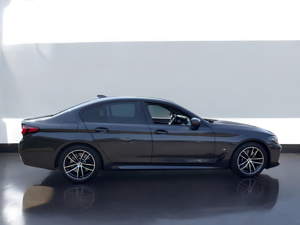 BMW Seria 5 520d xDrive M-Sport (2)
