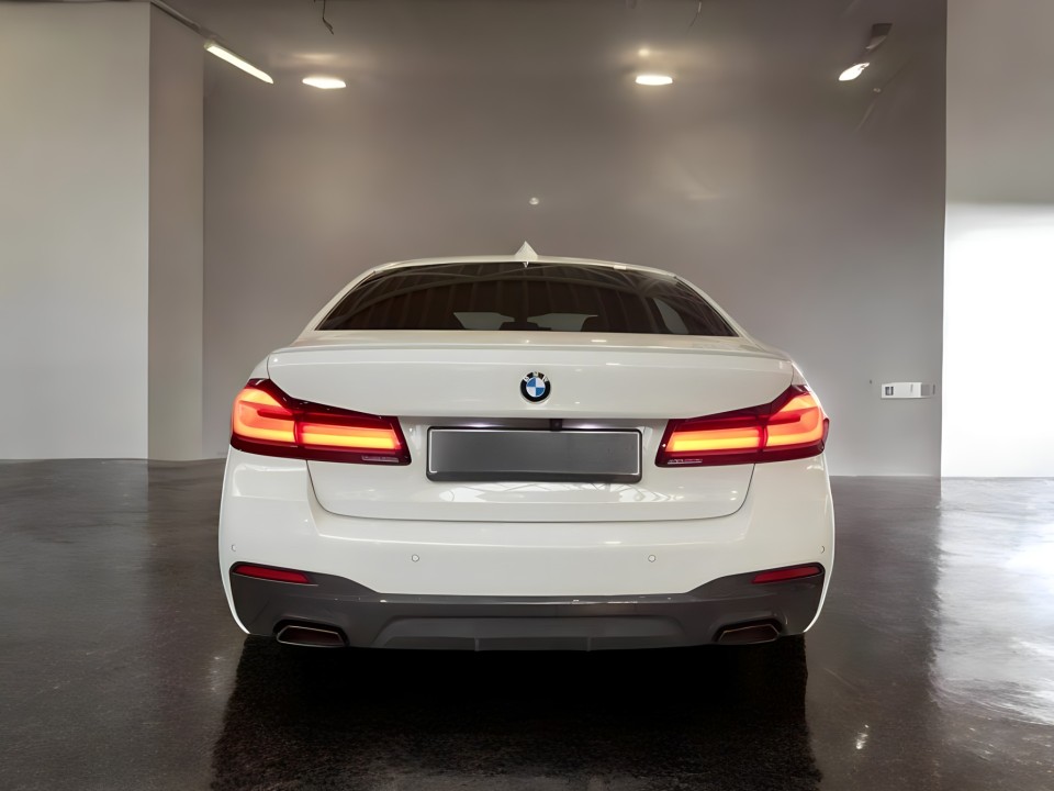BMW Seria 5 520d xDrive M-Sport (3)
