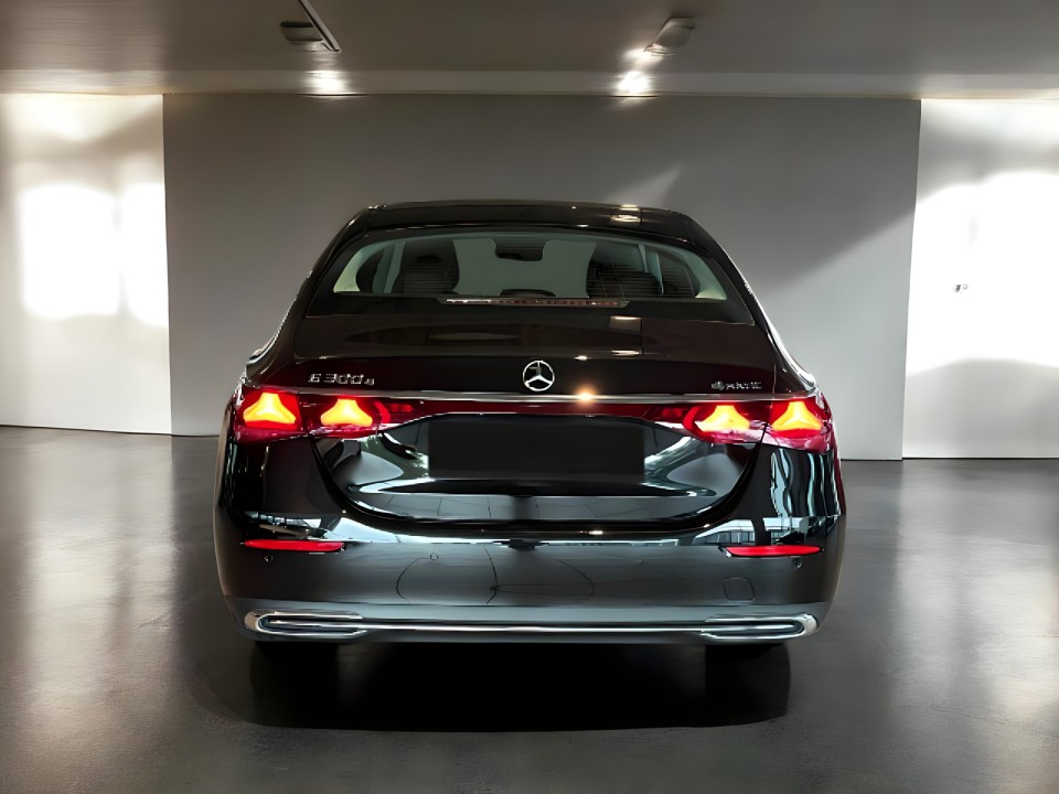 Mercedes-Benz E 300e 4MATIC AMG (3)