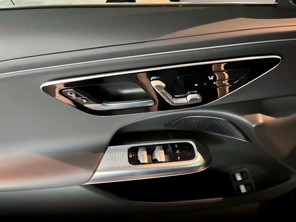 Mercedes-Benz E 300e 4MATIC AMG - foto 18