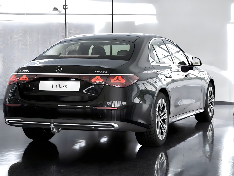 Mercedes-Benz E 300e 4MATIC AMG - foto 8