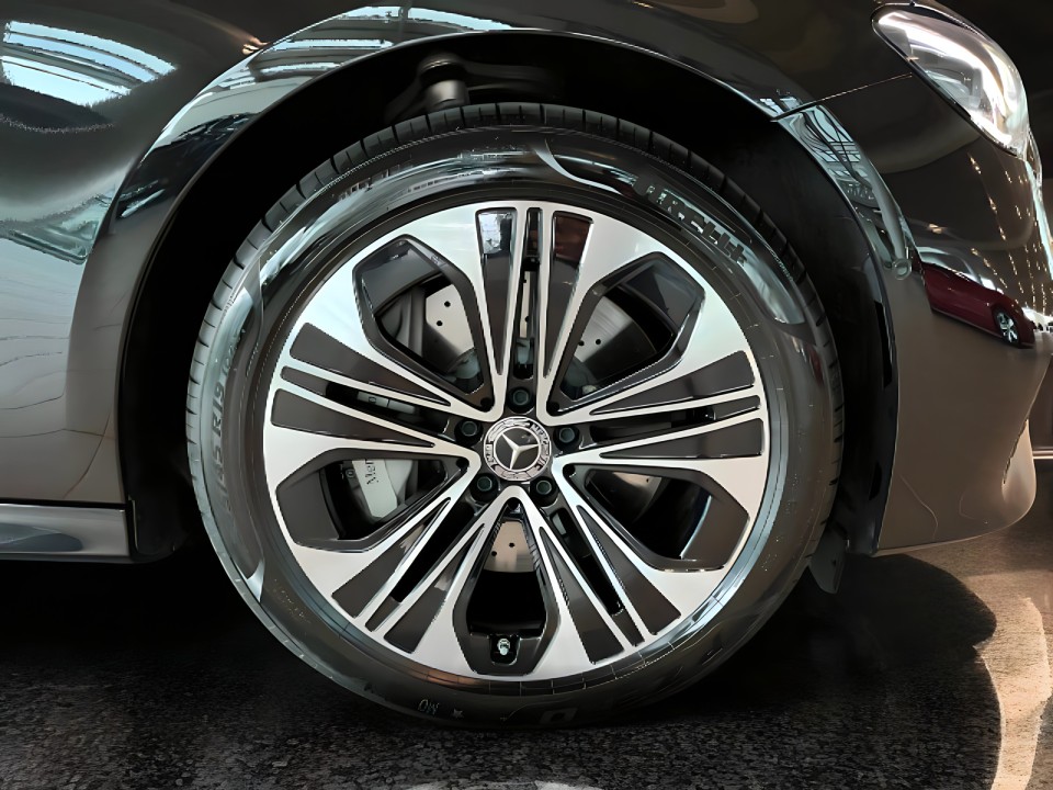 Mercedes-Benz E 300e 4MATIC AMG - foto 20