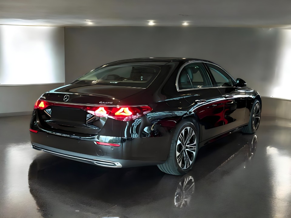 Mercedes-Benz E 300e 4MATIC AMG (2)