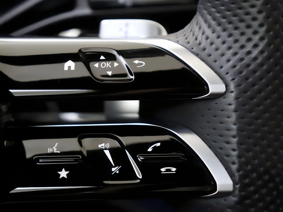 Mercedes-Benz E 300e 4MATIC AMG - foto 10