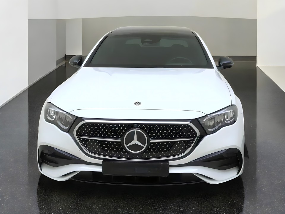 Mercedes-Benz E 300e 4MATIC AMG (5)