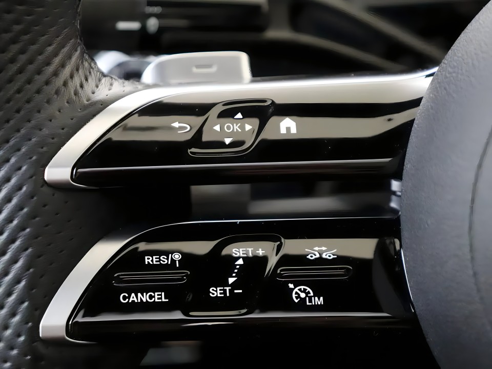 Mercedes-Benz E 300e 4MATIC AMG - foto 9