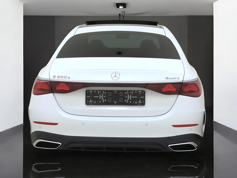 Mercedes-Benz E 300e 4MATIC AMG (4)