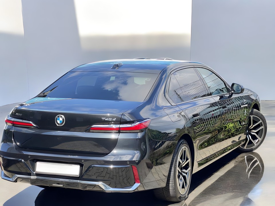 BMW Seria 7 740d xDrive (2)