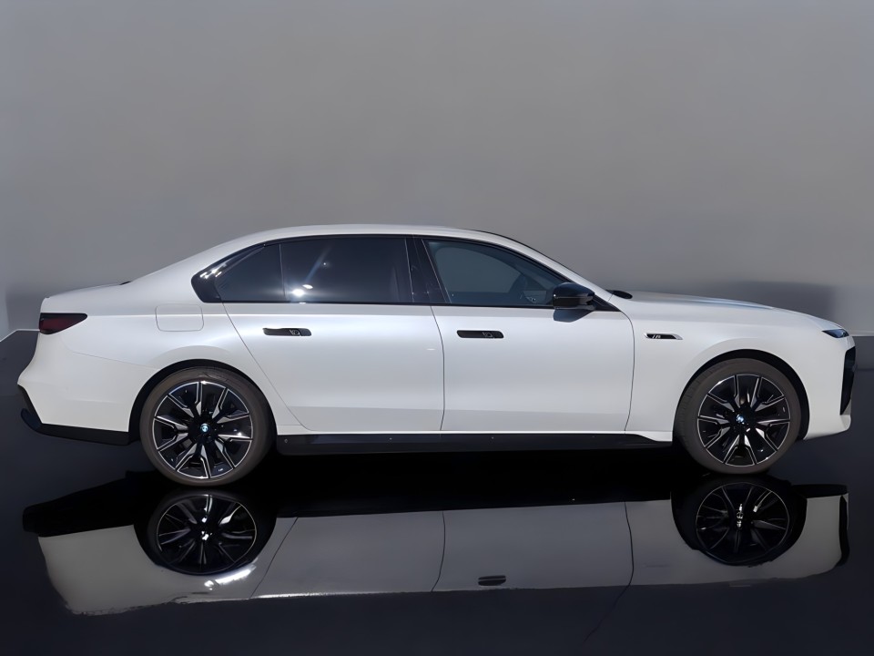 BMW Seria 7 M760e xDrive (2)