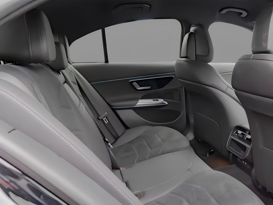 Mercedes-Benz E 300e 4MATIC AMG Line - foto 7