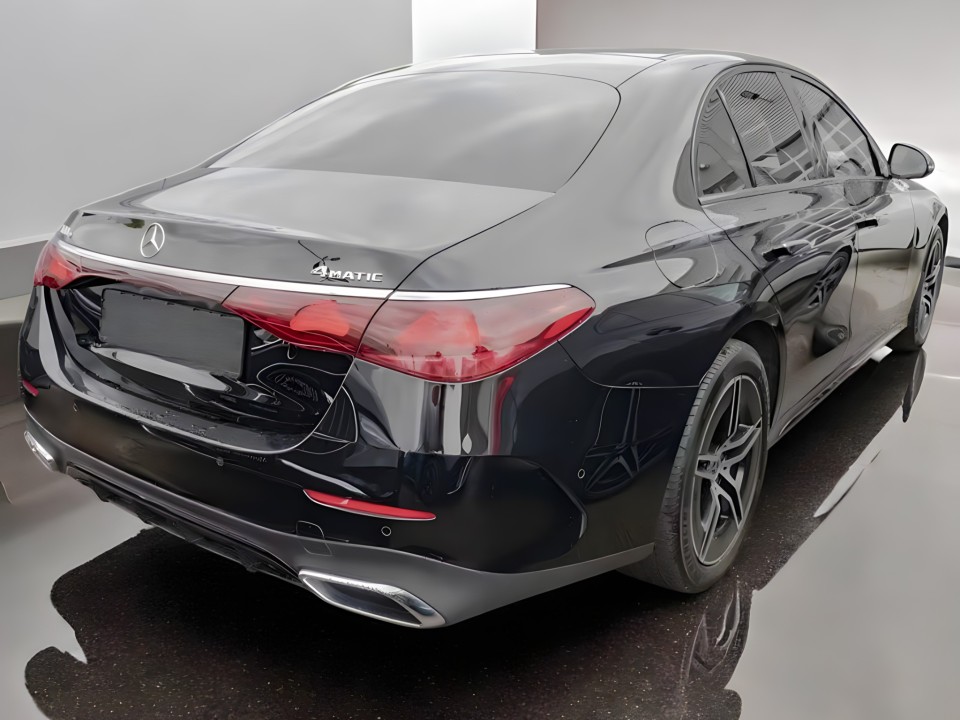 Mercedes-Benz E 300e 4MATIC AMG Line (2)
