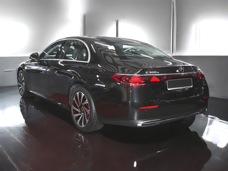 Mercedes-Benz E 300e 4MATIC (3)