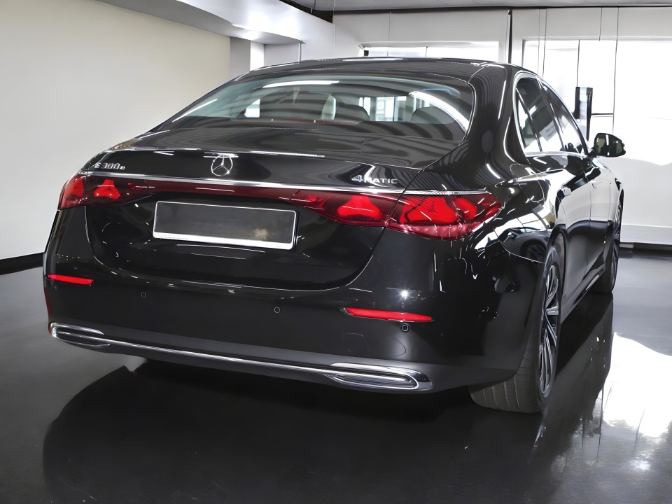 Mercedes-Benz E 300e 4MATIC (2)