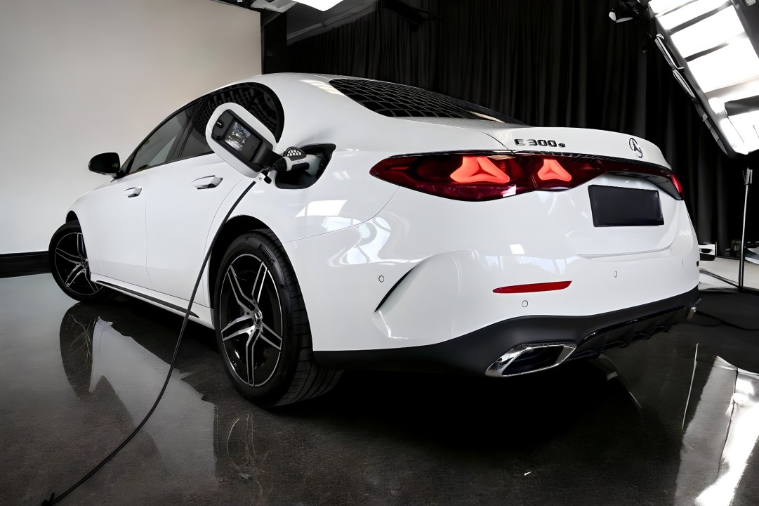 Mercedes-Benz E 300E 4MATIC AMG (4)