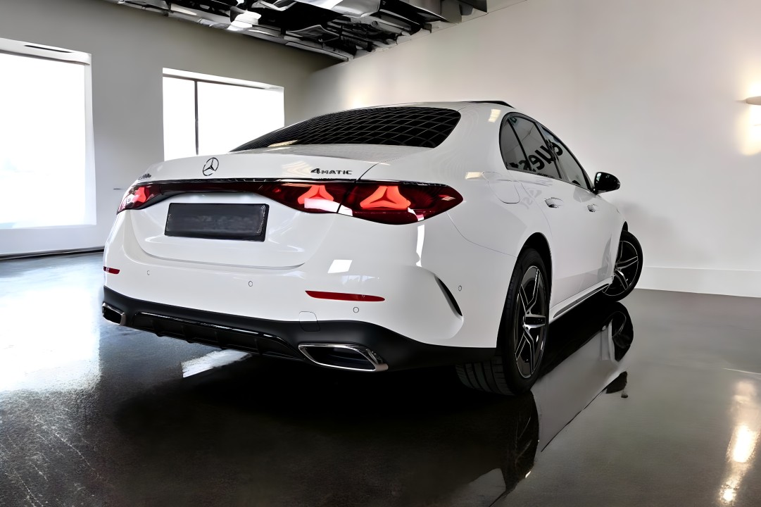 Mercedes-Benz E 300E 4MATIC AMG (3)