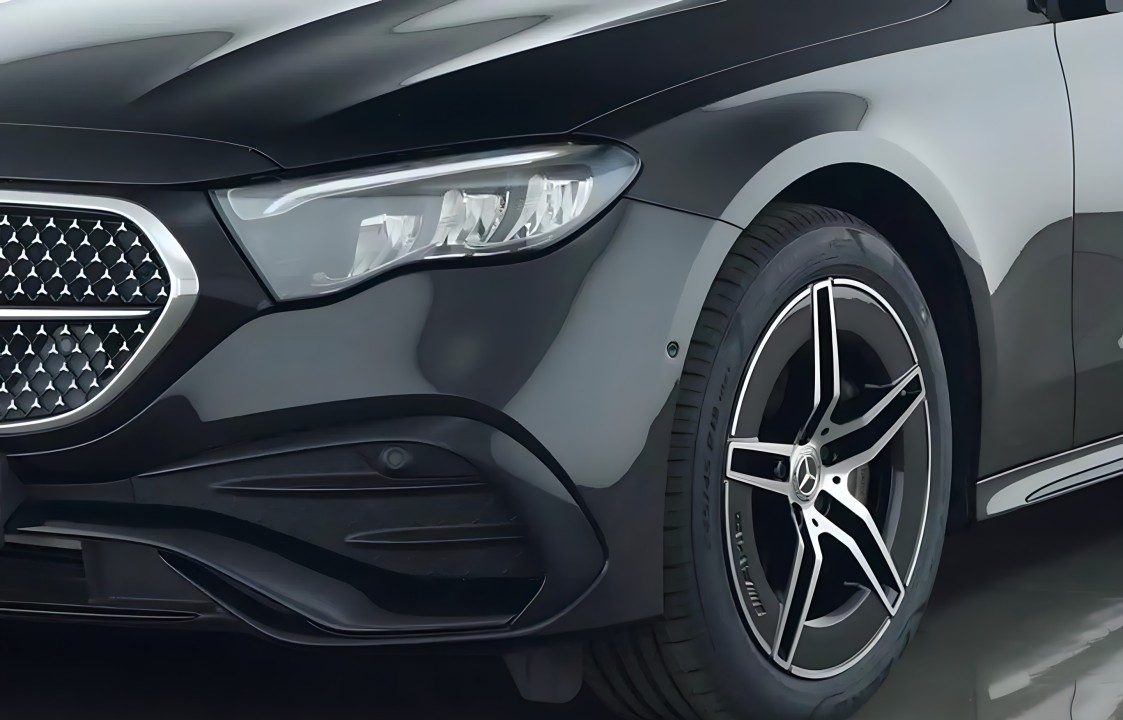 Mercedes-Benz E 300e 4MATIC AMG Line - foto 7