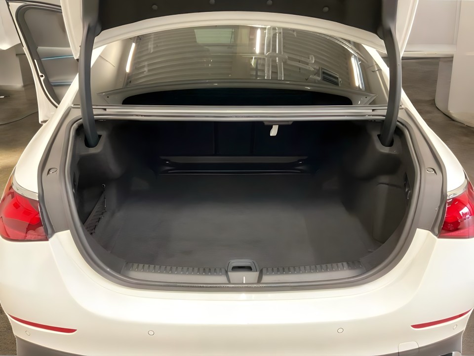 Mercedes-Benz E 200 4MATIC AMG - foto 18