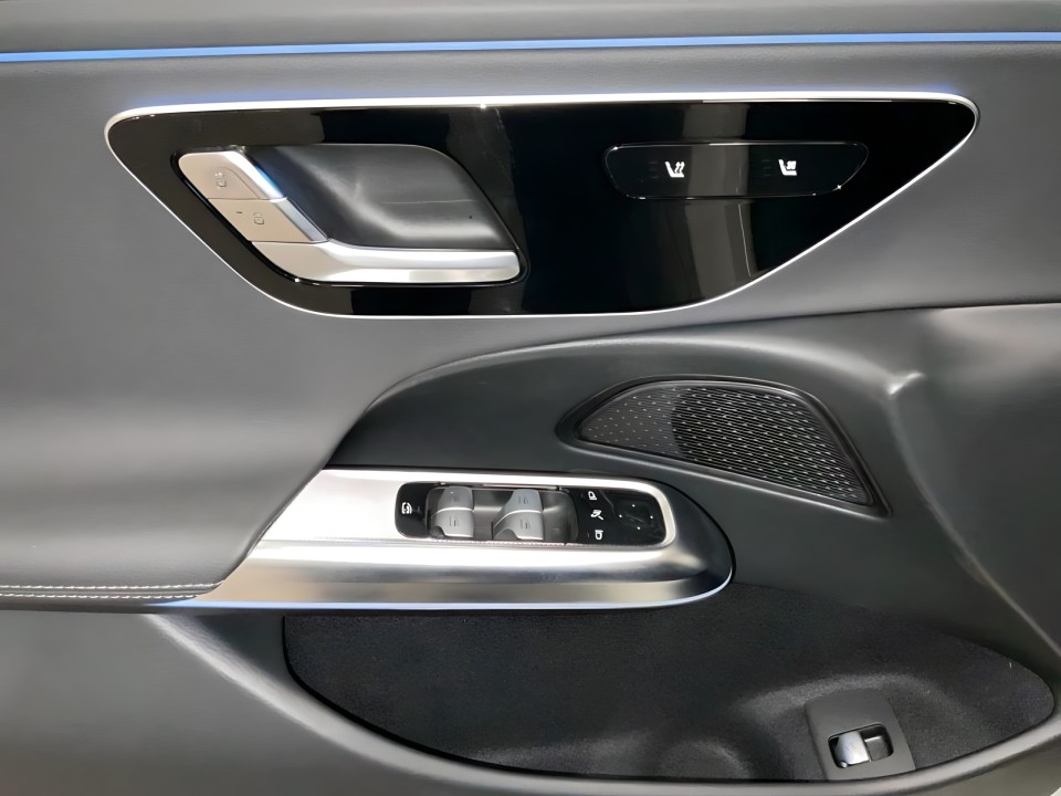 Mercedes-Benz E 200 4MATIC AMG - foto 17