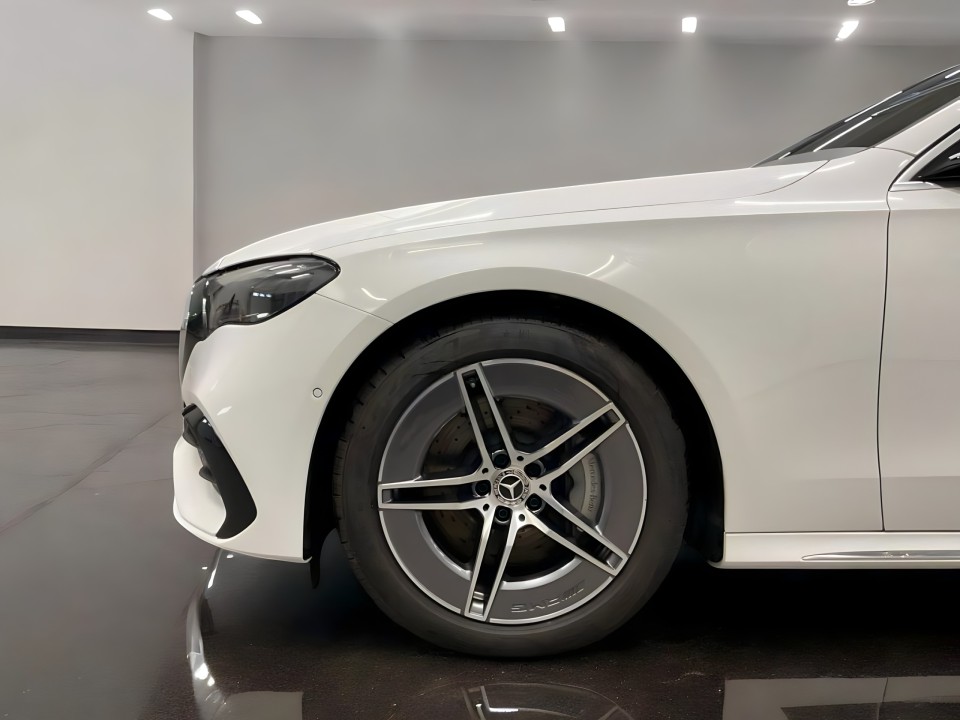 Mercedes-Benz E 200 4MATIC AMG - foto 19