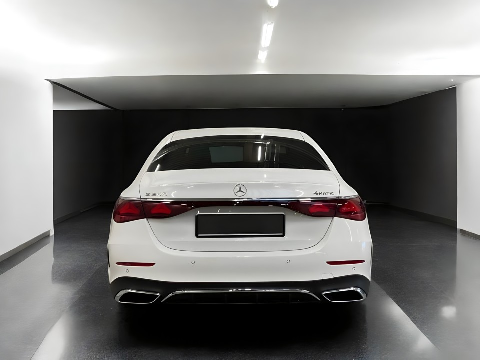 Mercedes-Benz E 200 4MATIC AMG (4)