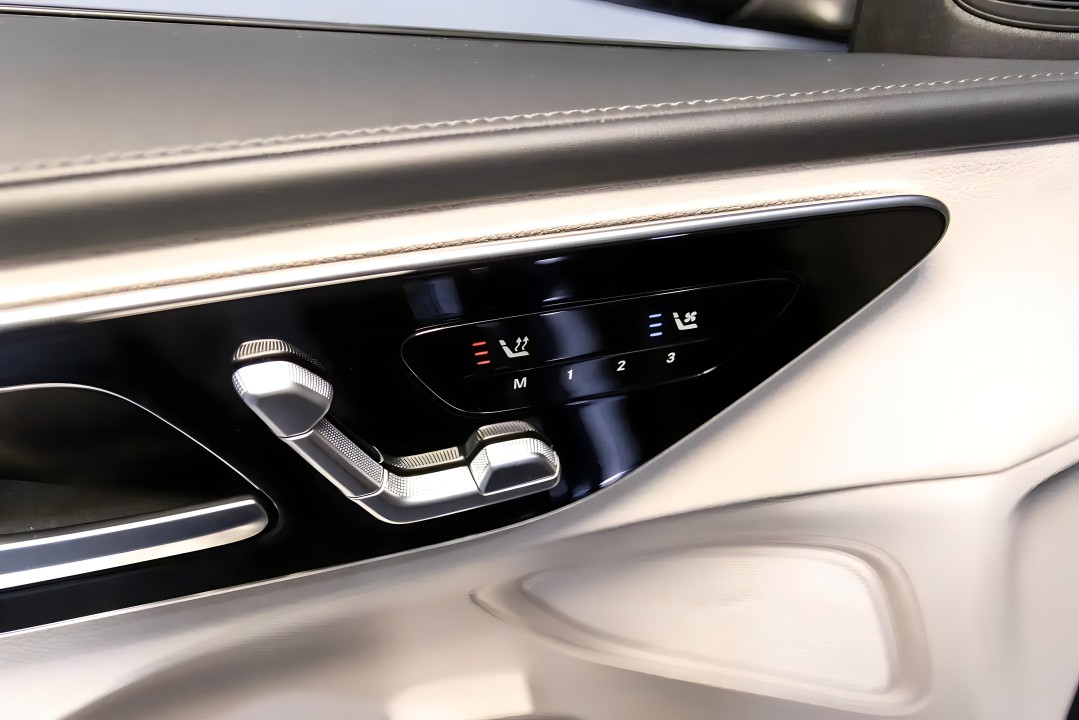 Mercedes-Benz C 300 4MATIC AMG Line - foto 23